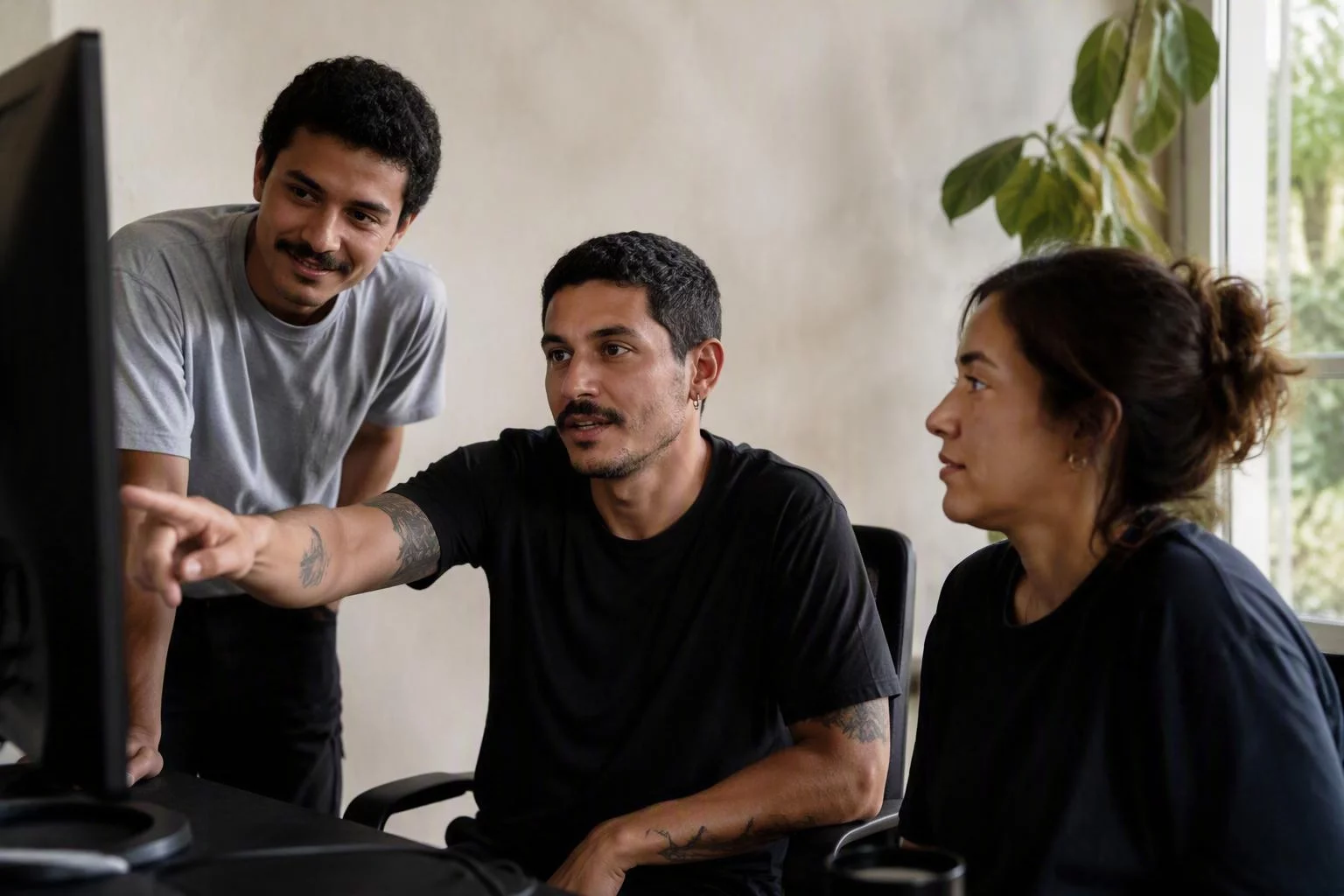 Três pessoas conferindo o corte do vídeo de produto no monitor
